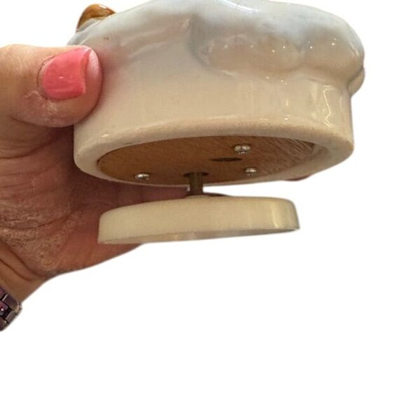 Vintage Ceramic Christmas Carolers Figurine With Dog & Lamp Post Music Box - Picture 7 of 7